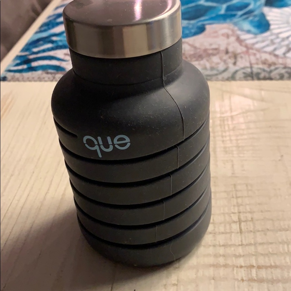Que Black Collapsible Water Bottle with Silver Cap
